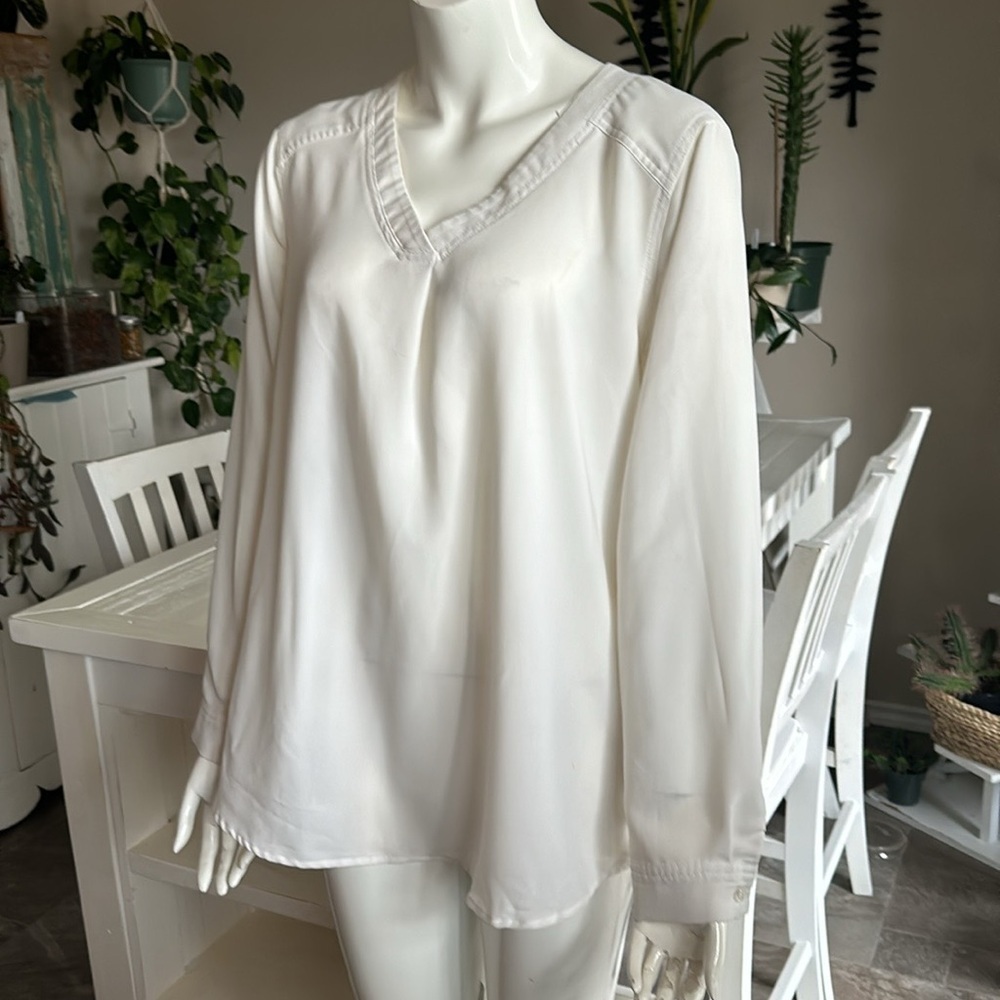 NINE WEST Women's Traditional v neck fit Blouse Lily white Size L